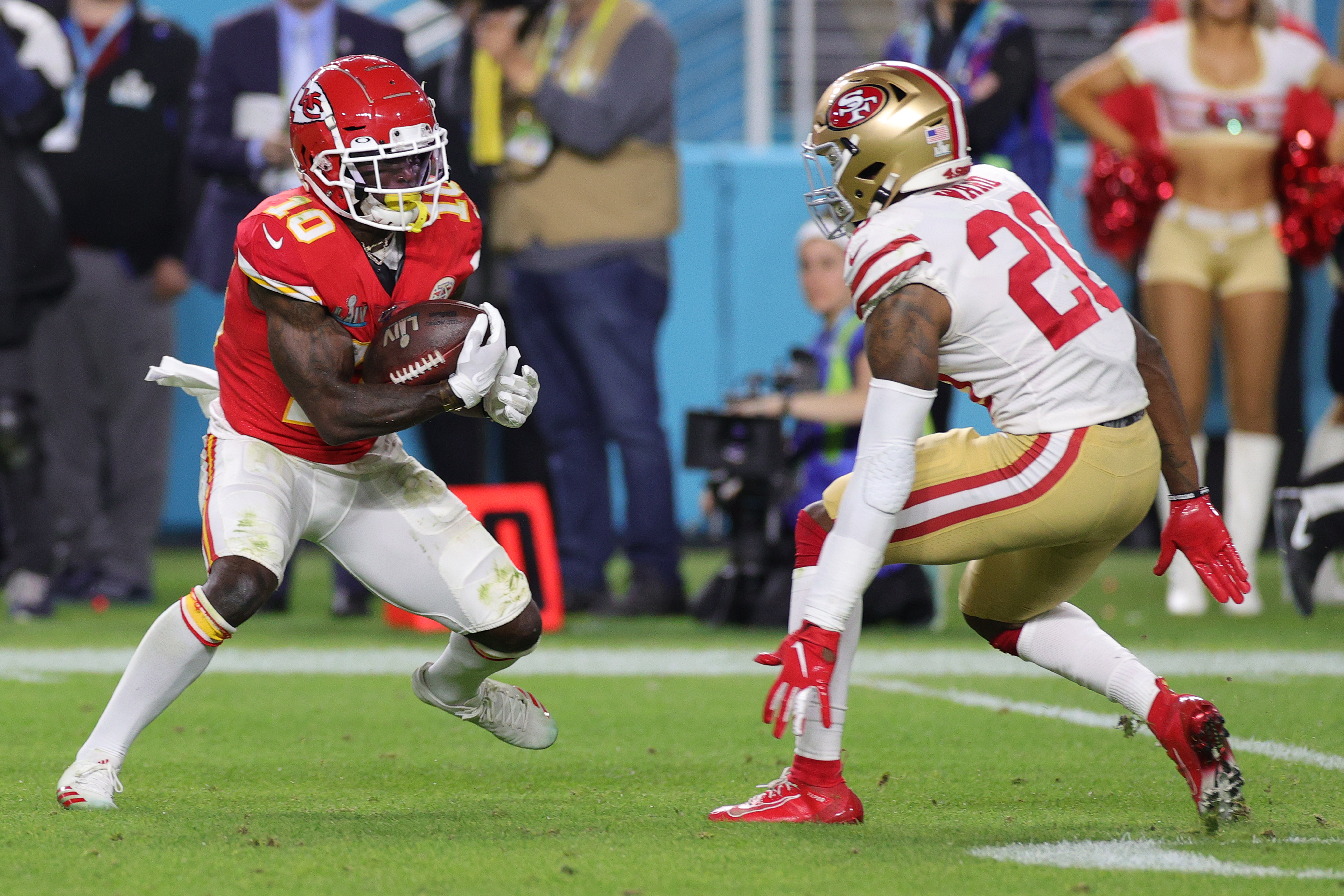 Wide receiver Tyreek Hill (L) of the Kansas City Chiefs tries to break the tackle of safety Jimmie Ward of the San Francisco 49ers in Supber LIV at Hard Rock Stadium in Miami Gardens, Florida, U.S., February 2, 2020. /CFP