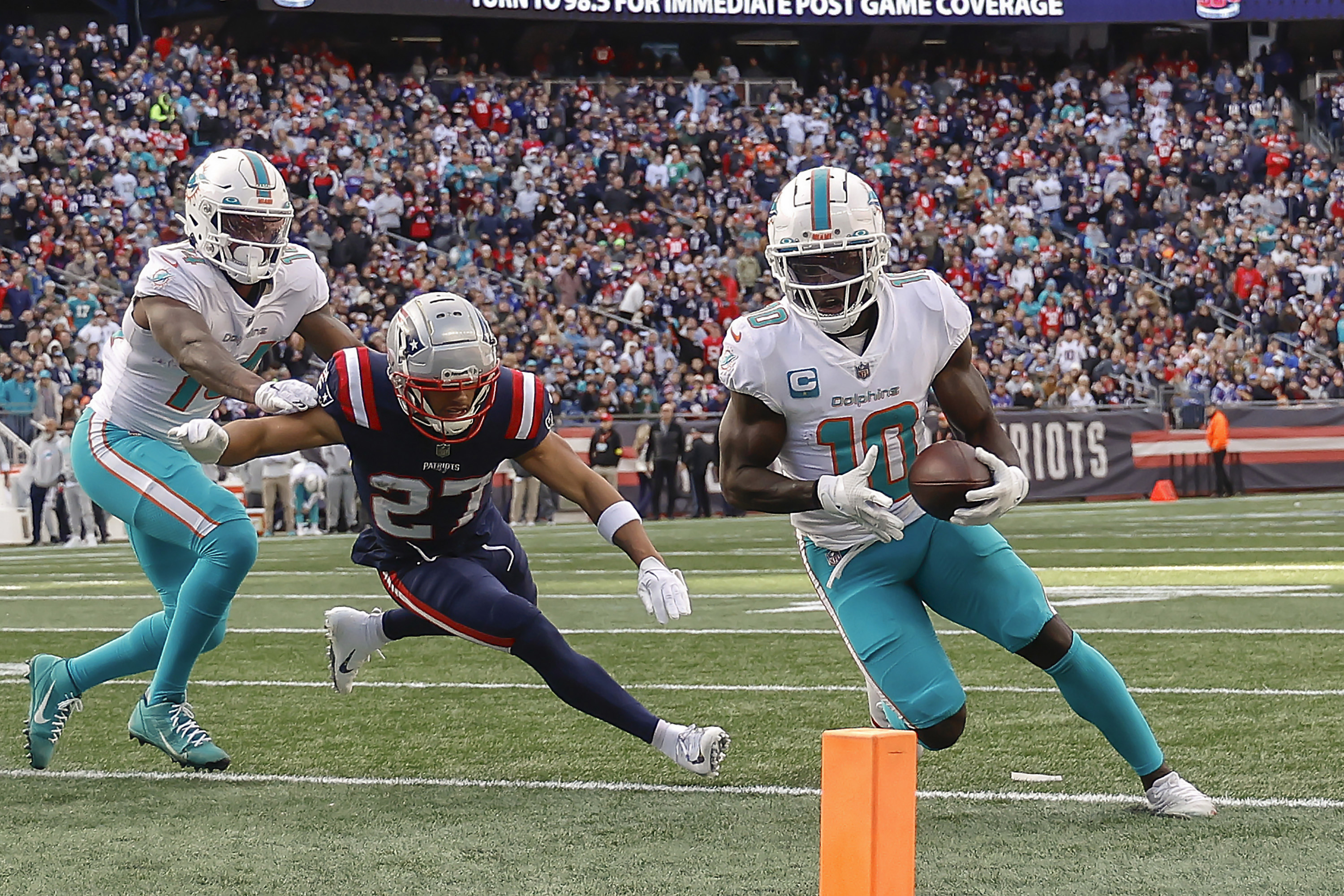 Wide receiver Tyreek Hill (#10) of the Miami Dolphins runs with the ball in the game against the New England Patriots at Gillette Stadium in Foxborough, Massachusetts, U.S., January 1, 2023. /CFP 