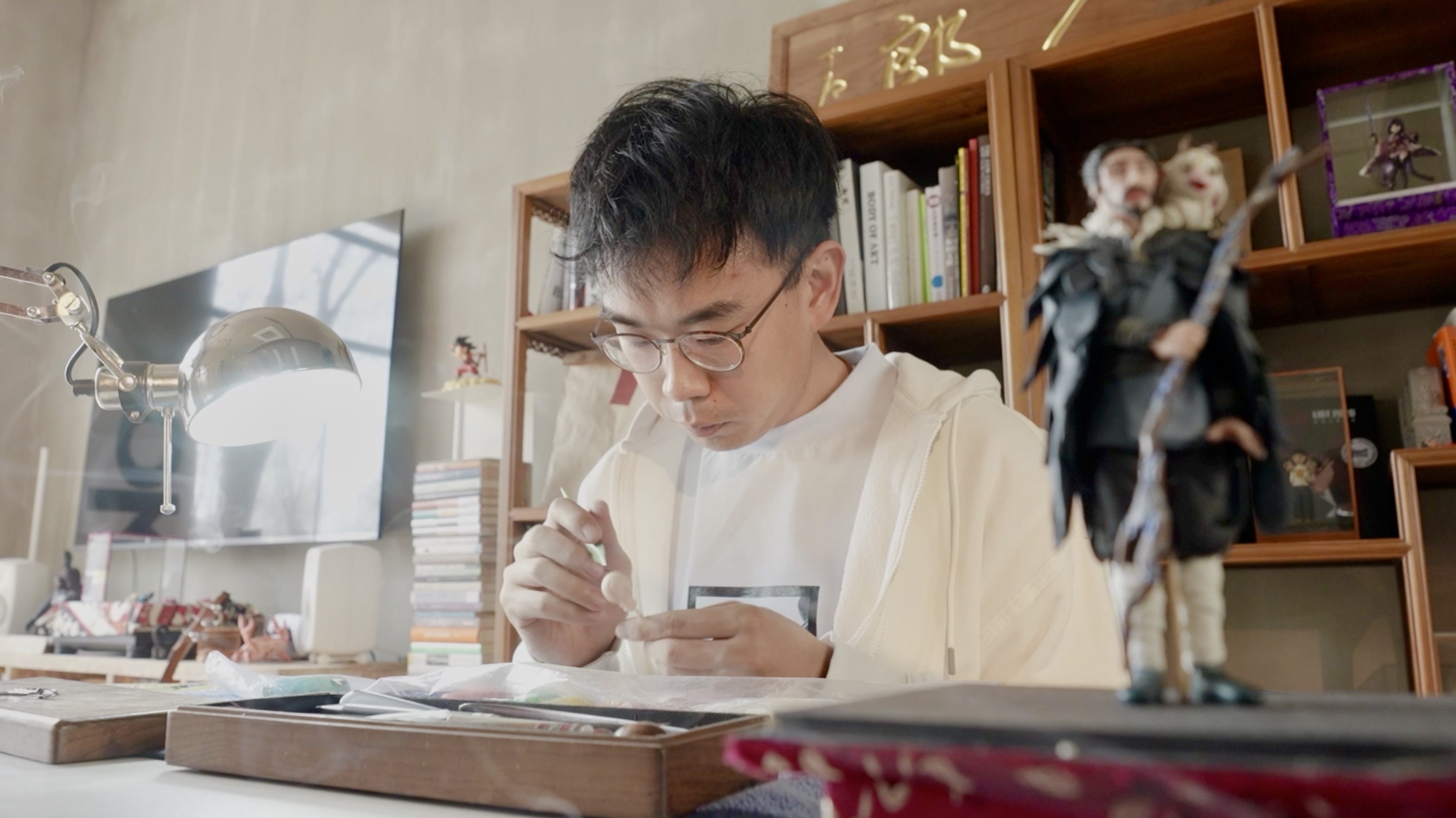 Lang Jiaziyu makes a dough figurine. /CGTN