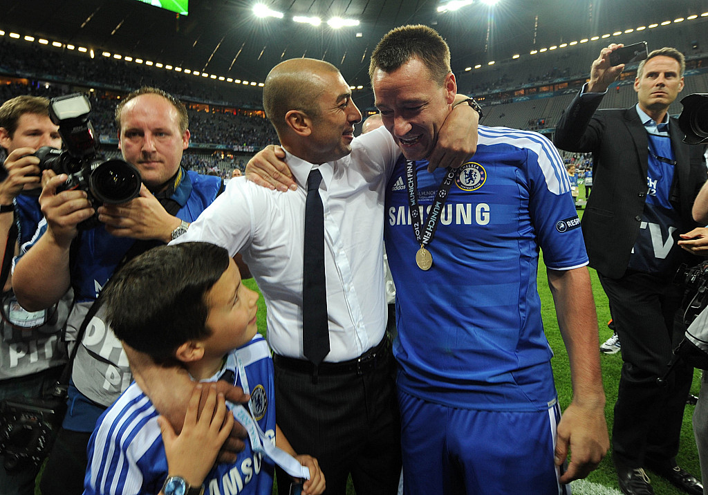 Roberto Di Matteo (C) celebrates winning the Champions League with Chelsea captain John Terry at the Allianz Arena in Munich, Germany, May 19, 2012. /CFP
