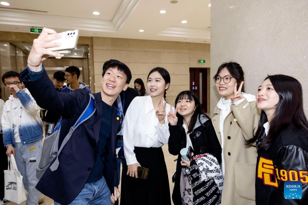 Taiwan students and students from Fudan University take a selfie after a group discussion at Fudan University, April 6, 2023. /Xinhua