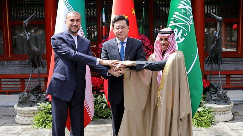 Iran's Foreign Minister Hossein Amir-Abdollahian (L) shakes hands with Saudi Foreign Affairs Minister Prince Faisal bin Farhan (R) and Chinese State Councilor and Foreign Minister Qin Gang during a meeting in Beijing, April 6, 2023. /CFP