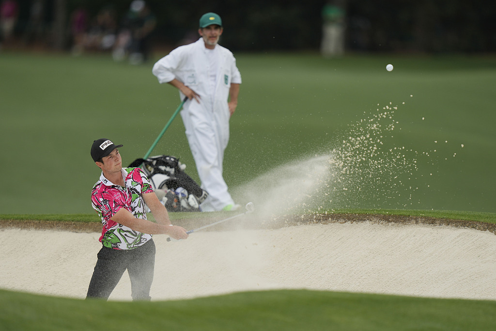 Viktor Hovland of Norway hits from the bunker on the 18th hole during the first round of the Masters golf tournament at Augusta National Golf Club in Augusta, U.S., April 6, 2023. /CFP 

