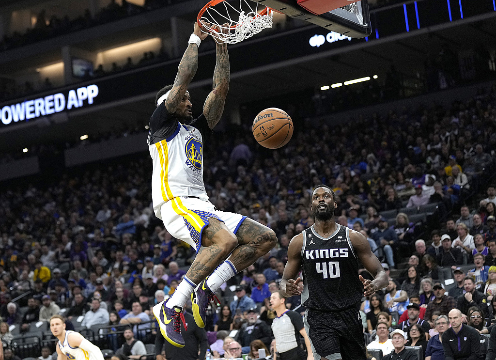 Gary Payton II (C) of the Golden State Warriors dunks in the game against the Sacramento Kings at the Golden 1 Center in Sacramento, California, April 7, 2023. /CFP