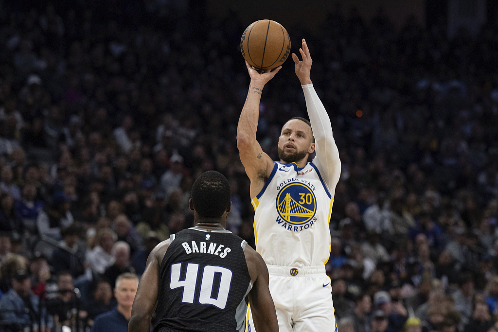 Stephen Curry (#30) of the Golden State Warriors shoots in the game against the Sacramento Kings at the Golden 1 Center in Sacramento, California, April 7, 2023. /CFP