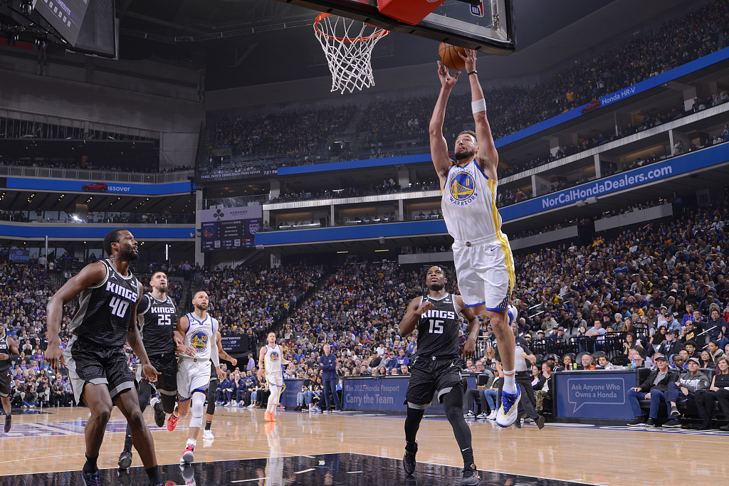 Klay Thompson (#11) of the Golden State Warriors shoots in the game against the Sacramento Kings at the Golden 1 Center in Sacramento, California, April 7, 2023. /CFP