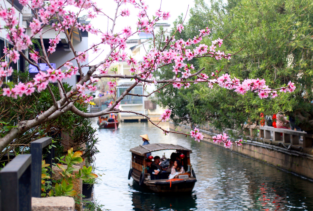 Visitors to Pingjiang Road often take boat tours along the Pingjiang River. /CFP