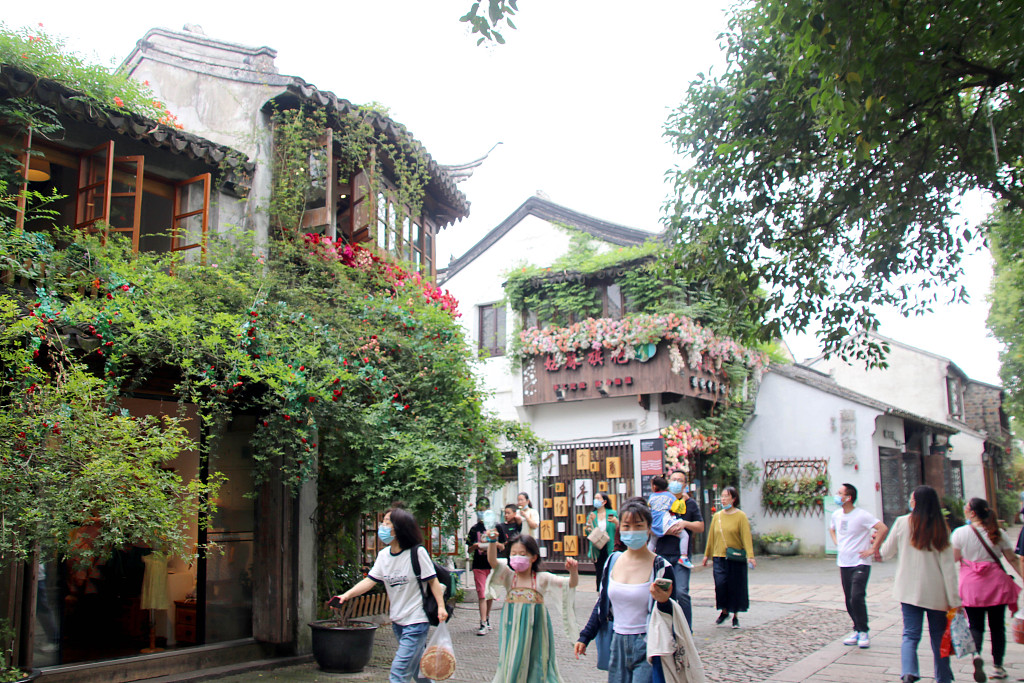 Pingjiang Road has maintained its traditional exterior look with many ancient houses having been renovated and turned into bars and shops. /CFP