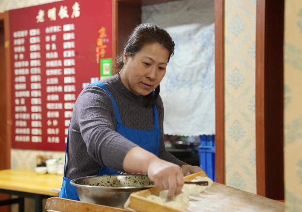 Ma Xiuzu runs a restaurant in Cangzhou. /Xinhua 