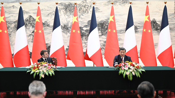 Chinese President Xi Jinping and French President Emmanuel Macron jointly meet the Chinese and foreign press after their talks at the Great Hall of the People in Beijing, capital of China, April 6, 2023. /Xinhua