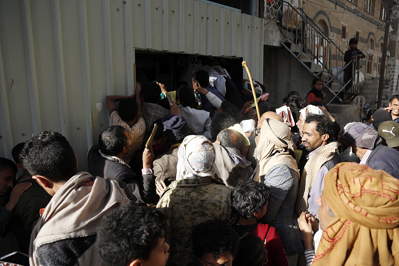 People affected by years of war and blockade flood to a charitable kitchen to receive free meals in the Mseek area, Sanaa city, Yemen, March 23, 2022. /CFP