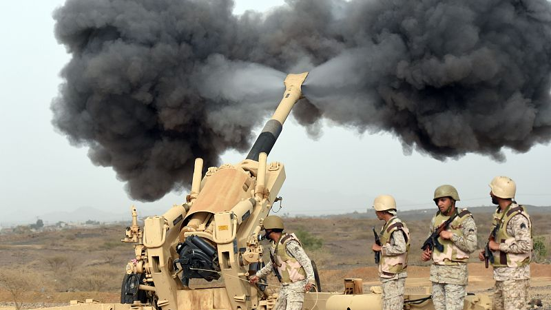 Saudi army artillery fire shells towards Yemen from a post close to the Saudi-Yemeni border, in southwestern Saudi Arabia, April 13, 2015. /CFP