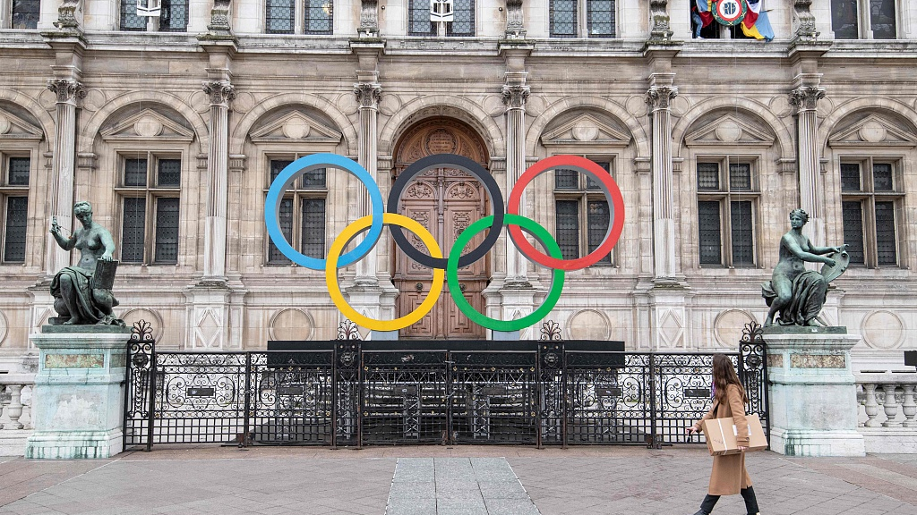 Olympic rings in front of the City Hall in Paris, France. /CFP