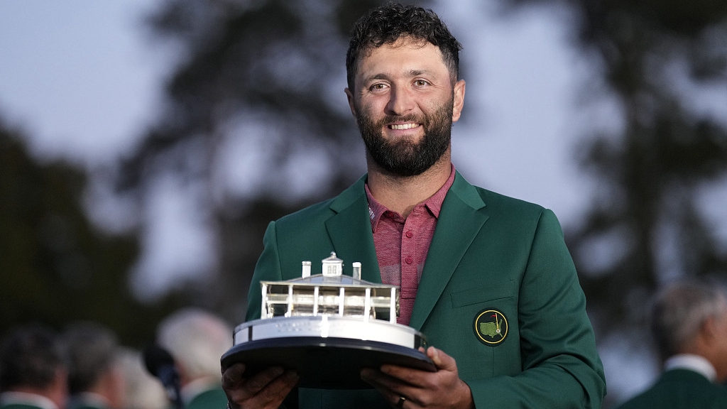Jon Rahm holds up the trophy after winning the Masters at Augusta National Golf Club in Augusta, U.S., April 9, 2023. /CFP