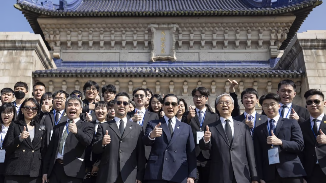 Former chairman of the Chinese Kuomintang party Ma Ying-jeou, center, poses with a delegation at the Sun Yat-sen Mausoleum in Nanjing, east China's Jiangsu Province, March 28, 2023. /Xinhua