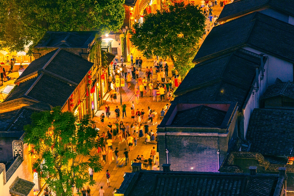 Late-night shopping is a plenty at Sanfang Qixiang. /VCG