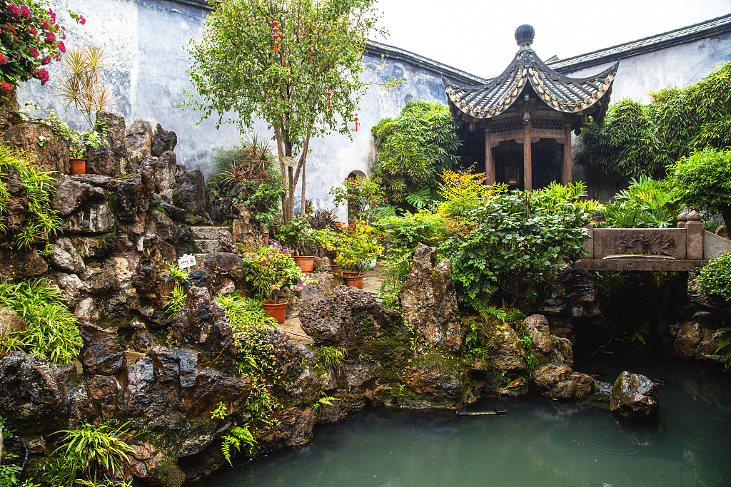 The gardens of homes in Sanfang Qixiang have pavilions and ponds to admire. /VCG