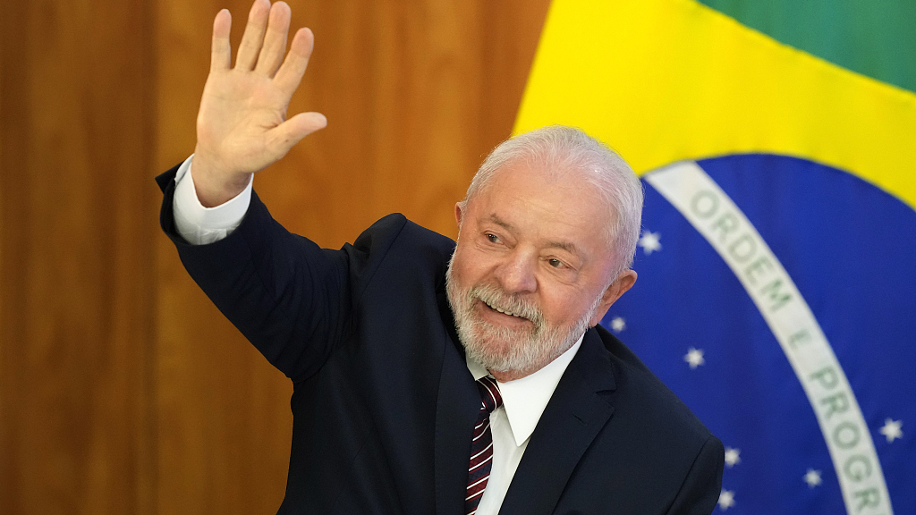 Brazilian President Luiz Inacio Lula da Silva waves as he arrives for a meeting at Planalto Palace in Brasilia, Brazil, April 10, 2023. /CFP