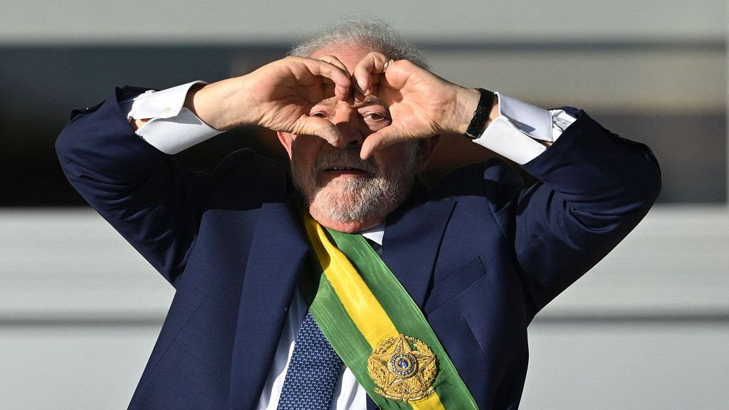 Brazilian President Luiz Inacio Lula da Silva makes a heart sign with his hands at Planalto Palace in Brasilia, capital of Brazil, January 1, 2023. /CFP
