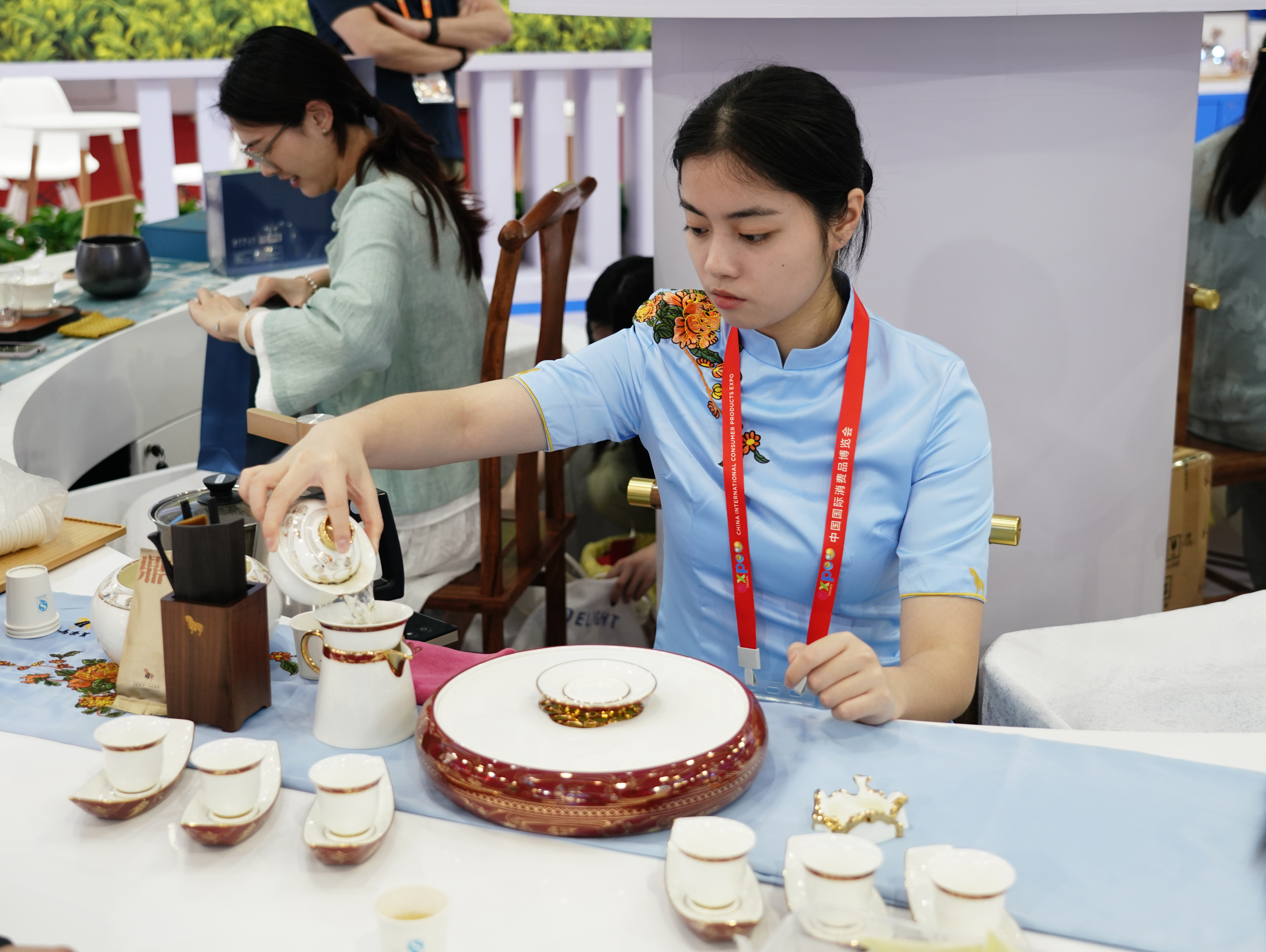 Exhibitors perform tea art at domestic pavilion, April 10, 2023. Fan Yuqing / Hainan Expo 