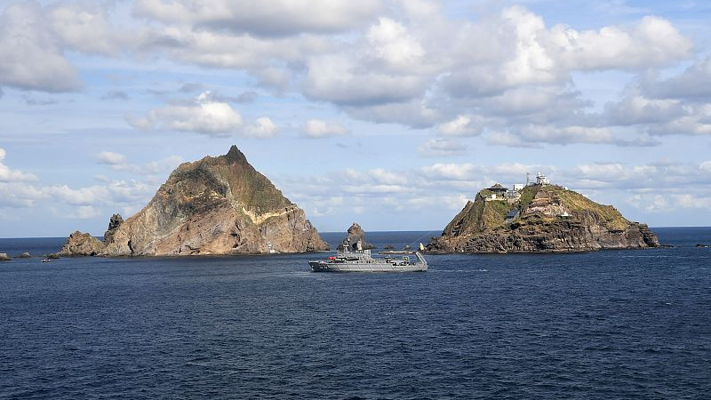 South Korean rescuers search for missing people after a helicopter crashed into the sea near Dokdo islets, which is known as Takeshima in Japan, November 3, 2019. /CFP