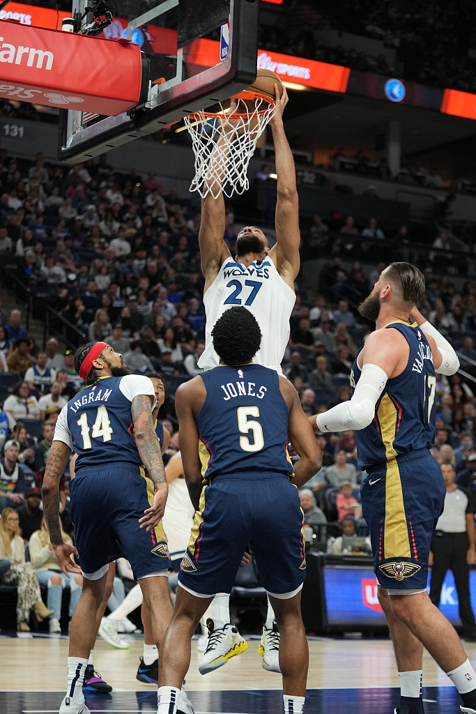 Wolves suspend Gobert post-punch for play-in game vs. Lakers