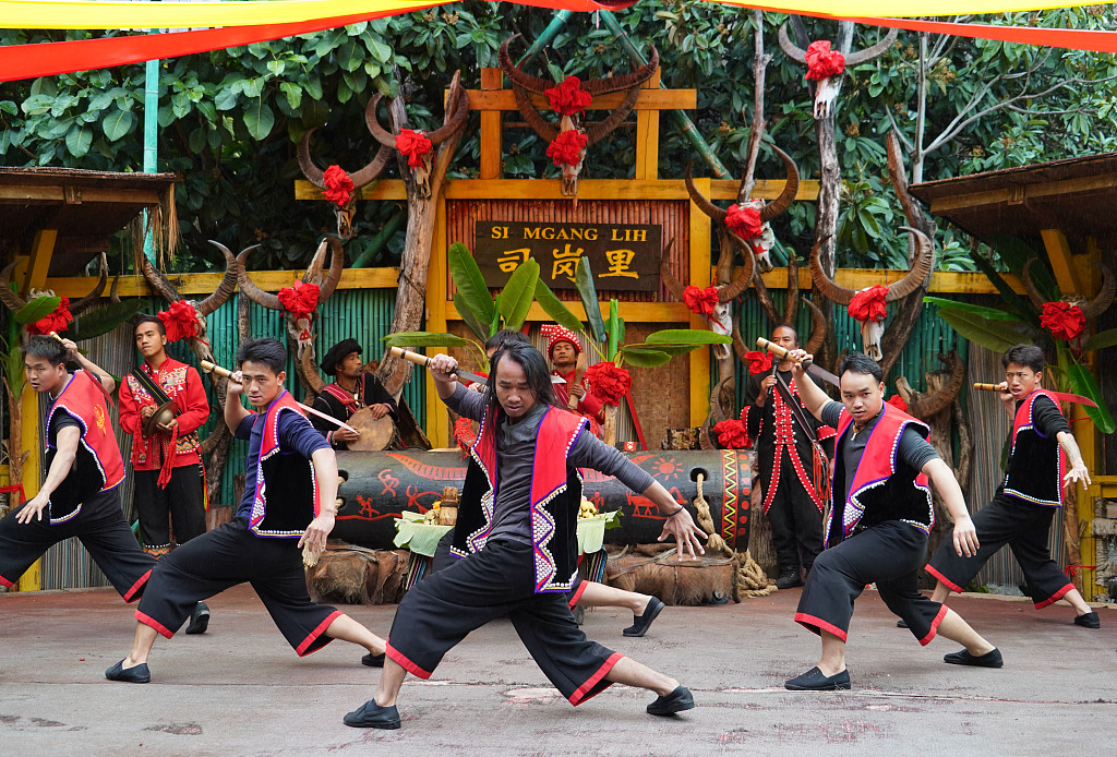 Ethnic Wa performers stage a dance at a village in Kunming, Yunnan. /CFP