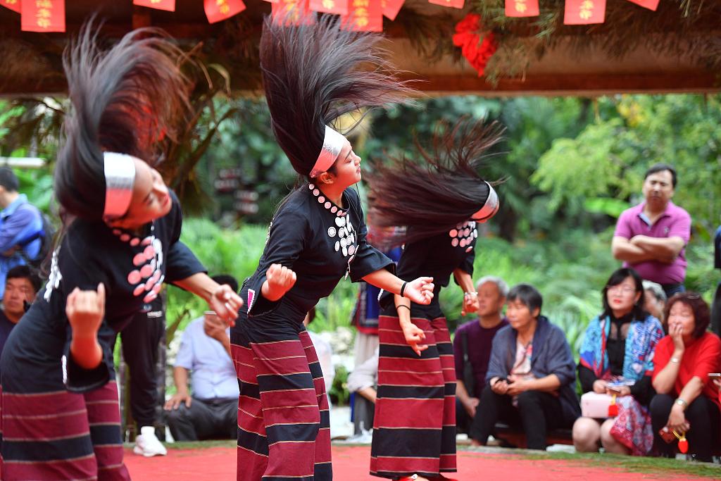 Wa girls sling their long hair around their heads as part of a ceremonial dance. /CFP