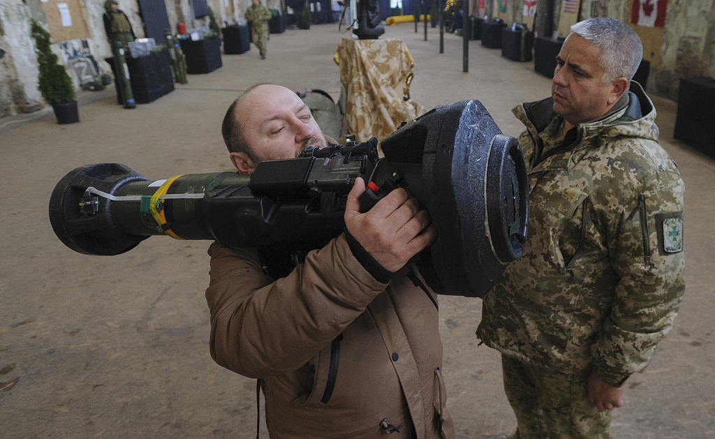 A Ukrainian serviceman shows a civilian how to operate an anti-tank weapon in Lviv, western Ukraine, December 23, 2022. /CFP