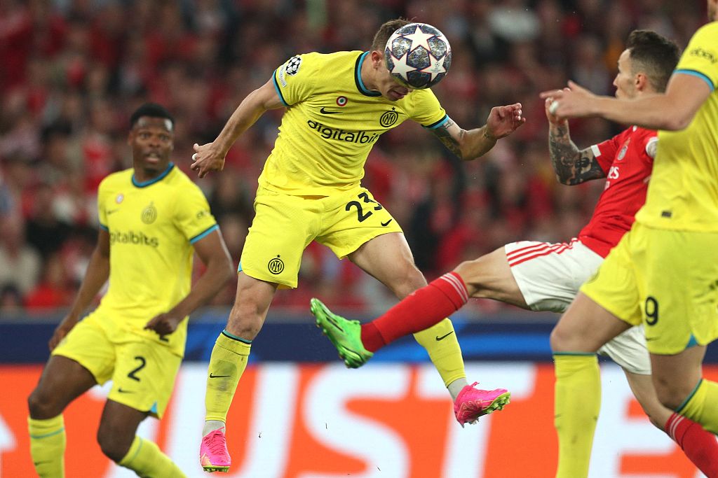 Nicolo Barella (#23) of Inter Milan scores a header in the first-leg game of UEFA Champions League quarterfinals against Benfica at the Luz stadium in Lisbon, Portugal, April 11, 2023. /CFP