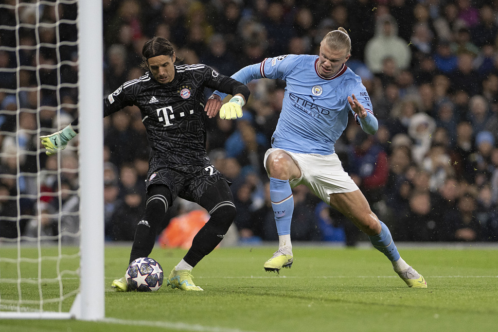 Yann Sommer (L) of Bayern Munich and Erling Haaland of Manchester City battle for the ball during their Champions League match at Etihad Stadium in Manchester, England, April 11, 2023. /CFP