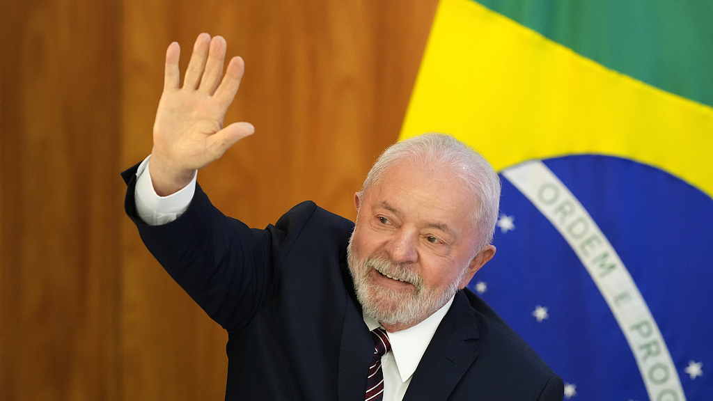 Brazilian President Luiz Inacio Lula da Silva waves as he arrives for a ministerial meeting to review the first 100 days of his government at Planalto Palace in Brasilia, Brazil, Monday, April 10, 2023. /Xinhua