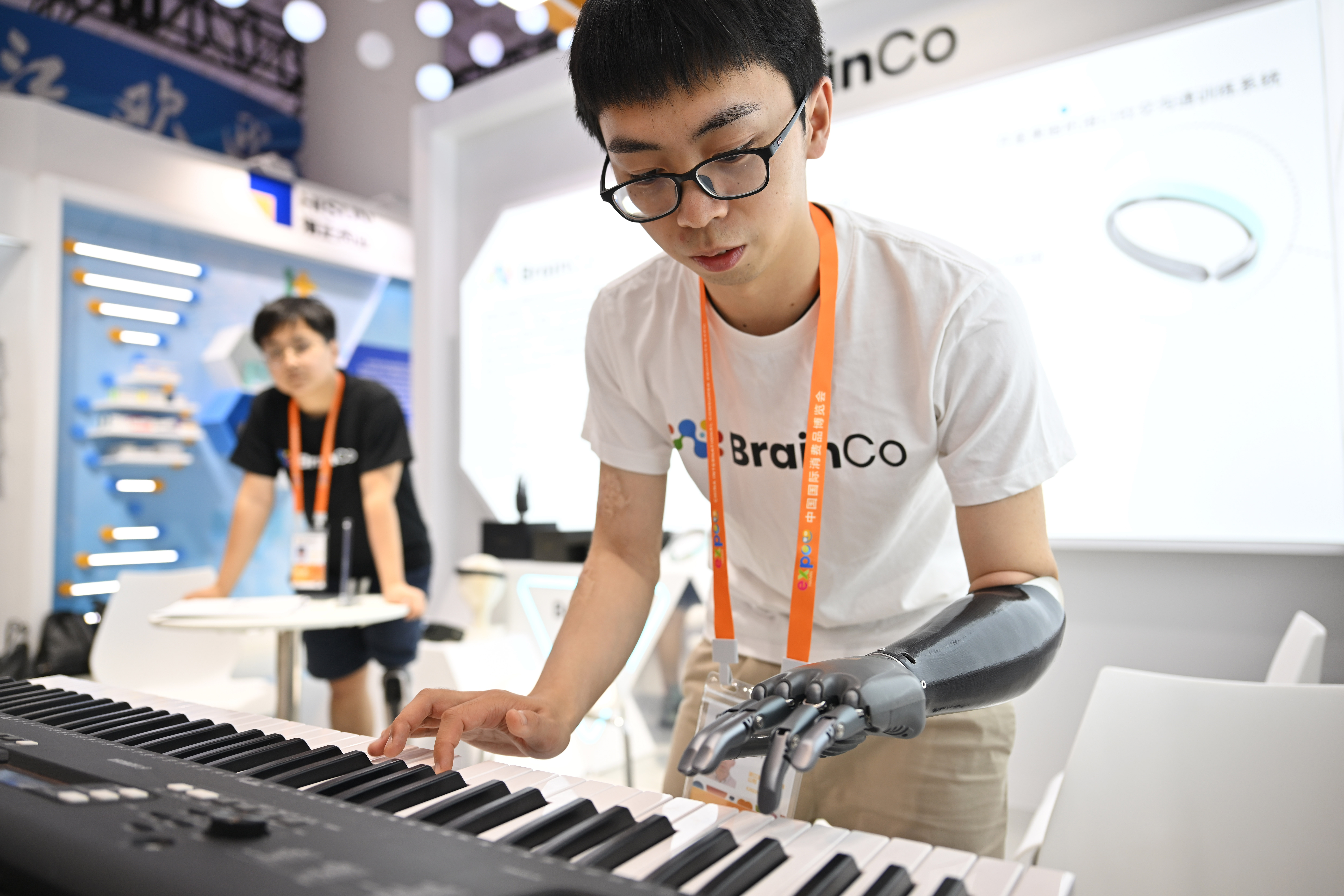 BrainCo, a Boston-based cognitive training technology startup, showcases its prosthetic hand's capability, usability, and affordability, April 11, 2023. /Xinhua
