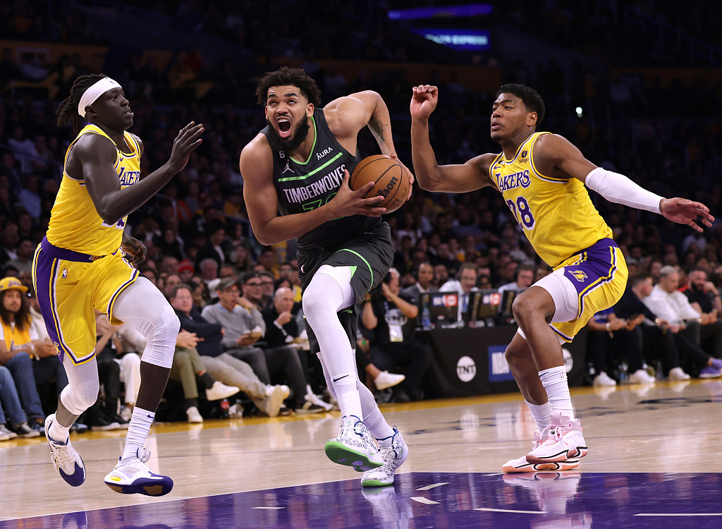 Karl-Anthony Towns (C) of the Minnesota Timberwolves penetrates in the game against the Los Angeles Lakers at Crypto.com Arena in Los Angeles, California, April 11, 2023. /CFP