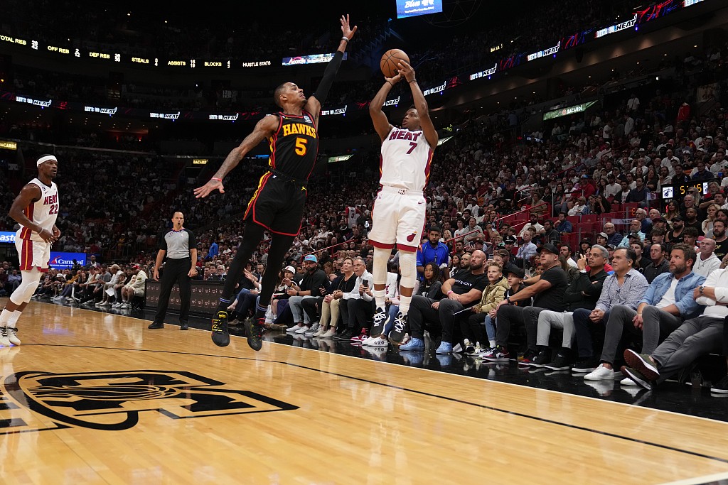 Kyle Lowry (#7) of the Miami Heat shoots in the game against the Atlanta Hawks at the Kaseya Center in Miami, Florida, April 11, 2023. /CFP