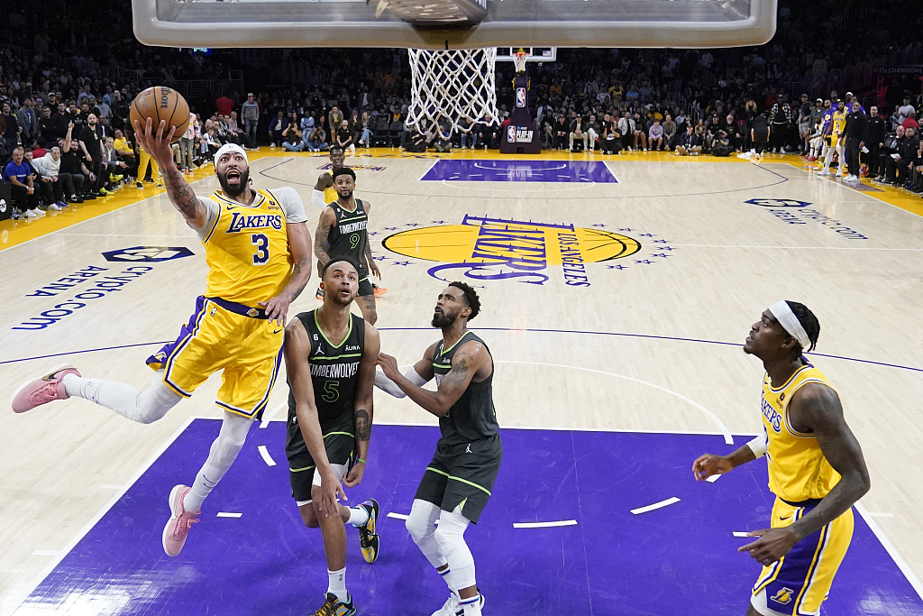 Anthony Davis (#3) of the Los Angeles Lakers drives toward the rim in the game against the Minnesota Timberwolves at Crypto.com Arena in Los Angeles, California, April 11, 2023. /CFP