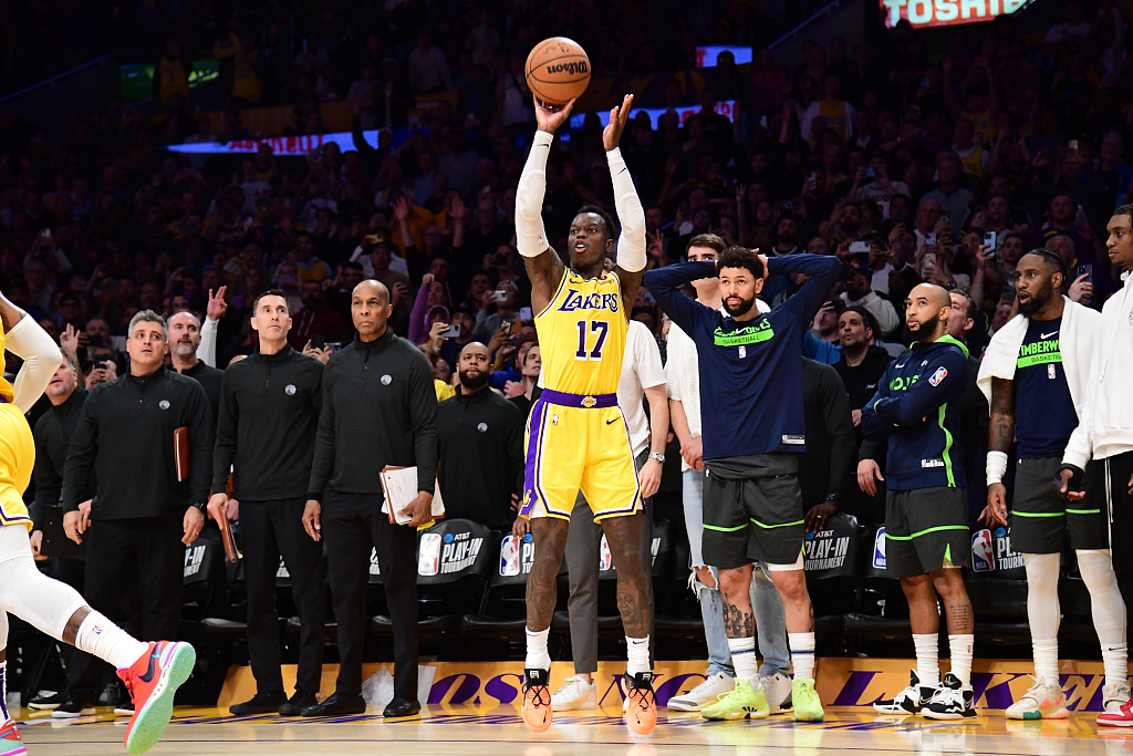 Dennis Schroder (#17) of the Los Angeles Lakers shoots in the game against the Minnesota Timberwolves at Crypto.com Arena in Los Angeles, California, April 11, 2023. /CFP