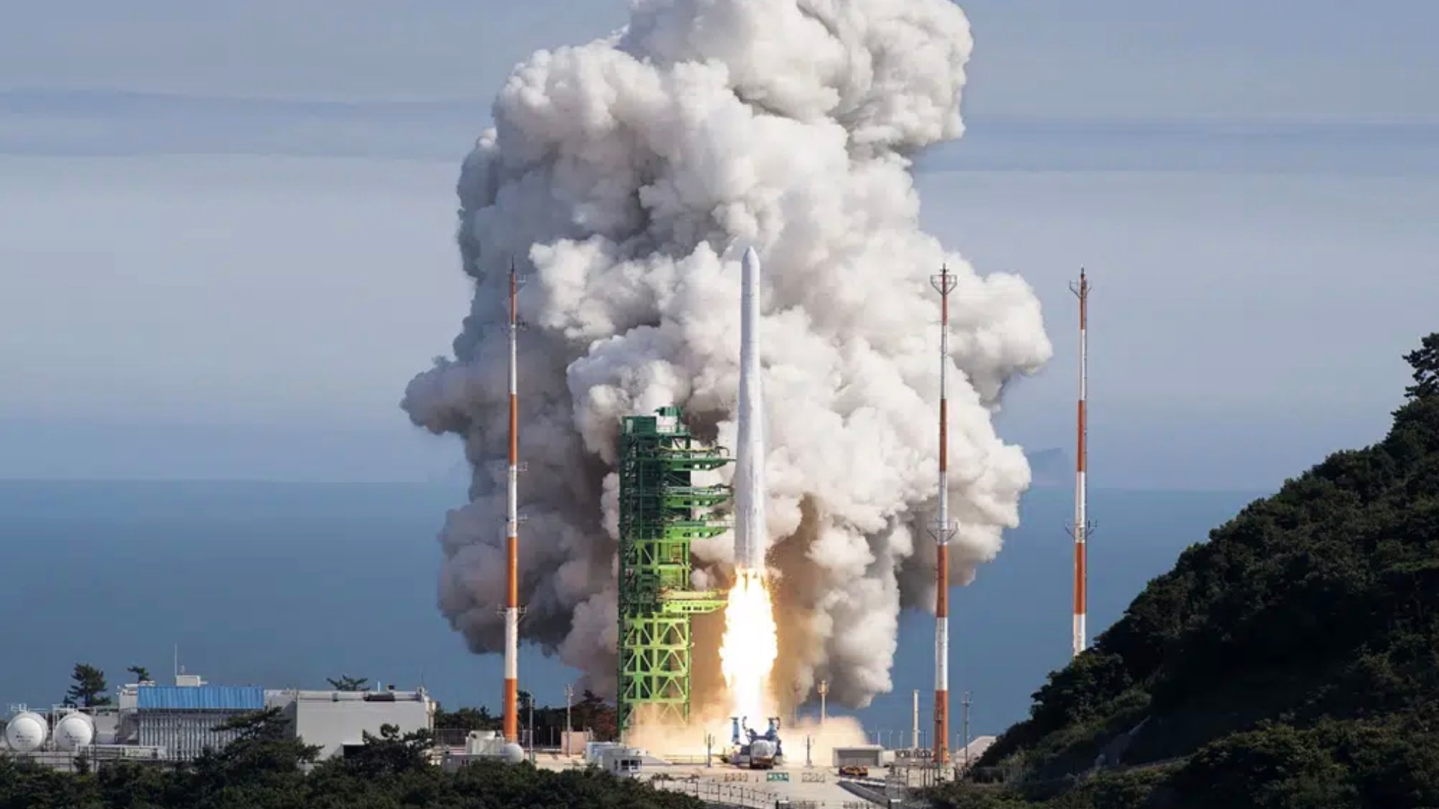 The Nuri rocket, the first domestically produced space rocket of South Korea, lifts off from a launch pad at the Naro Space Center in Goheung, South Korea, June 21, 2022. /Korea Aerospace Research Institute