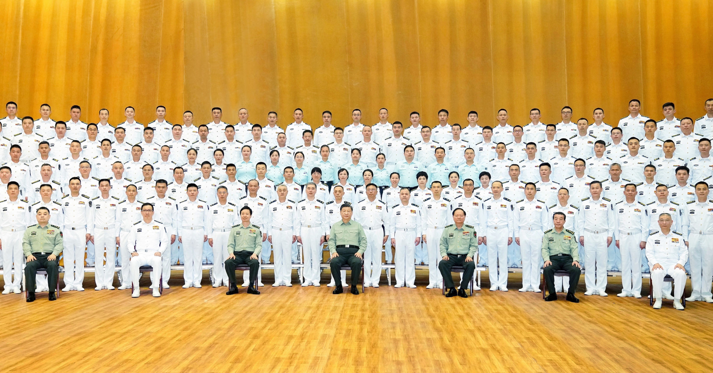 Chinese President Xi Jinping takes a group photo with officers and soldiers when inspecting the navy of the Southern Theater Command of the People's Liberation Army, April 11, 2023. /CMG