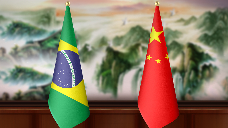 The national flags of China and Brazil. /CFP