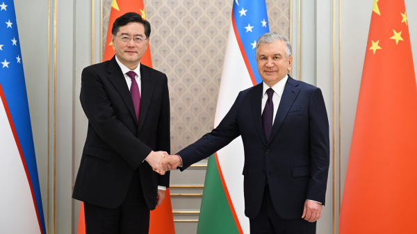 Chinese State Councilor and Foreign Minister Qin Gang (L) meets with Uzbek President Shavkat Mirziyoyev in Tashkent, Uzbekistan, April 12, 2023. /Chinese Foreign Ministry