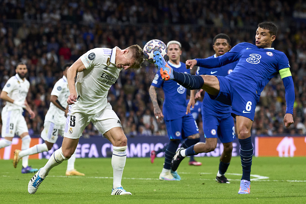 Toni Kroos (L) of Real Madrid battles for the ball with Thiago Silva of Chelsea during their Champions League tie at Estadio Santiago Bernabeu in Madrid, Spain, April 12, 2023. /CFP