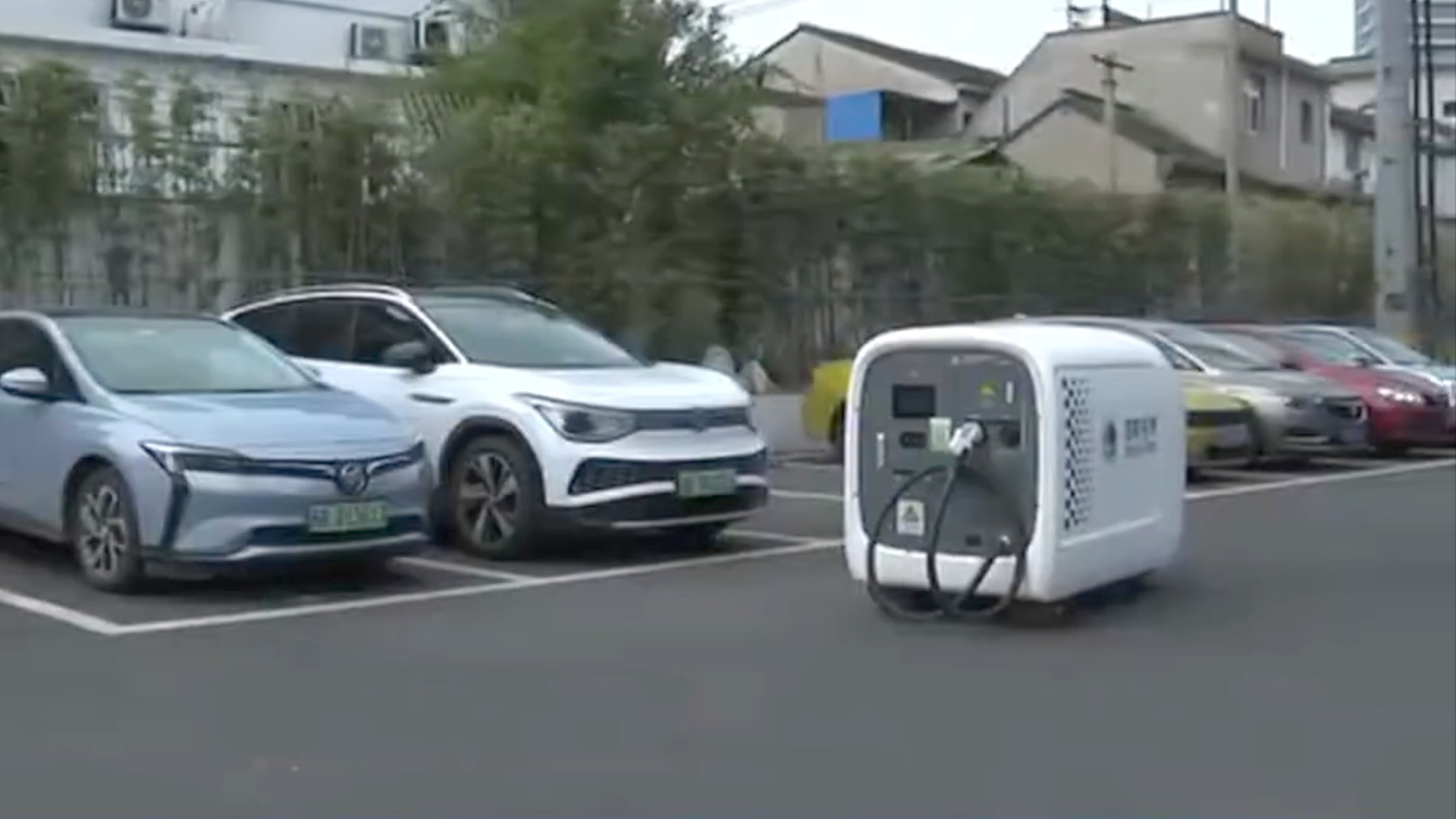 A robotic charger moves to cars that need charging in Wuxi City, east China's Jiangsu Province. /CMG
