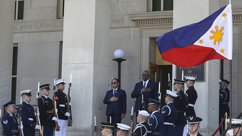 U.S. Secretary of Defense Lloyd Austin welcomes Defense Minister of Phillippines Carlito Galvez Jr. at the Pentagon in Washington, United States, April 12, 2023. /CFP