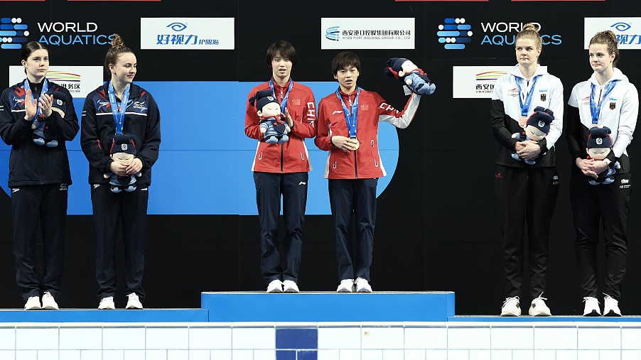 Gold medalists Chen Yuxi and Quan Hongchan (in red) of China at the award ceremony for women's synchronized 10-meter platform at the Diving World Cup in Xi'an, China, April 14, 2023. /CFP