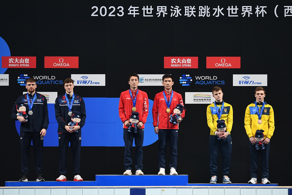 Gold medalists Lian Junjie and Yang Hao (in red) of China at the award ceremony for men's synchronized 10-meter platform at the Diving World Cup in Xi'an, China, April 14, 2023. /CFP
