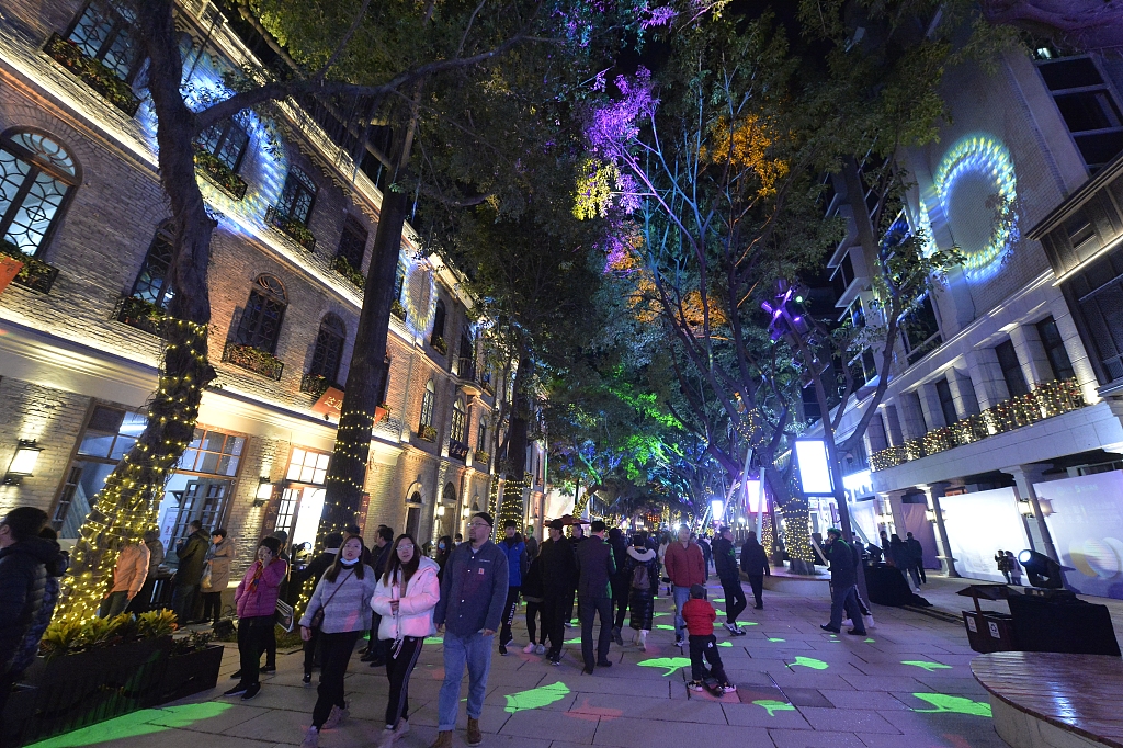 The Shangxiahang Cultural Historical Block lights up at night, attracting many visitors. /CFP