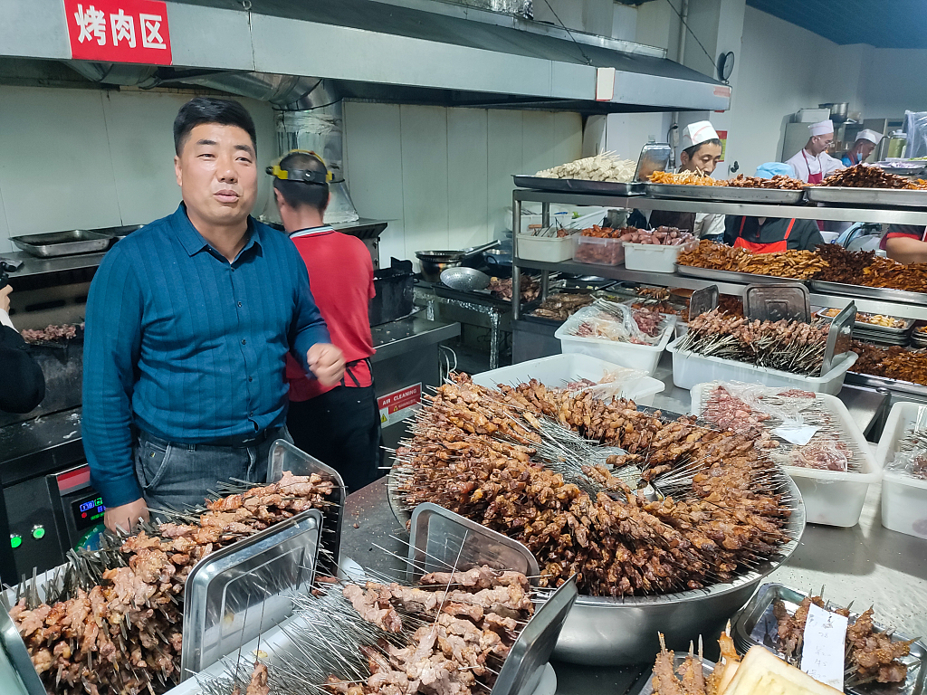 The kitchen of a popular barbecue restaurant in Zibo /CFP