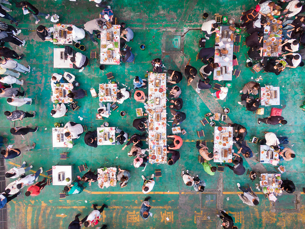 A barbecue restaurant in Zibo is packed with diners as long queues of customers wait for vacant tables. /CFP