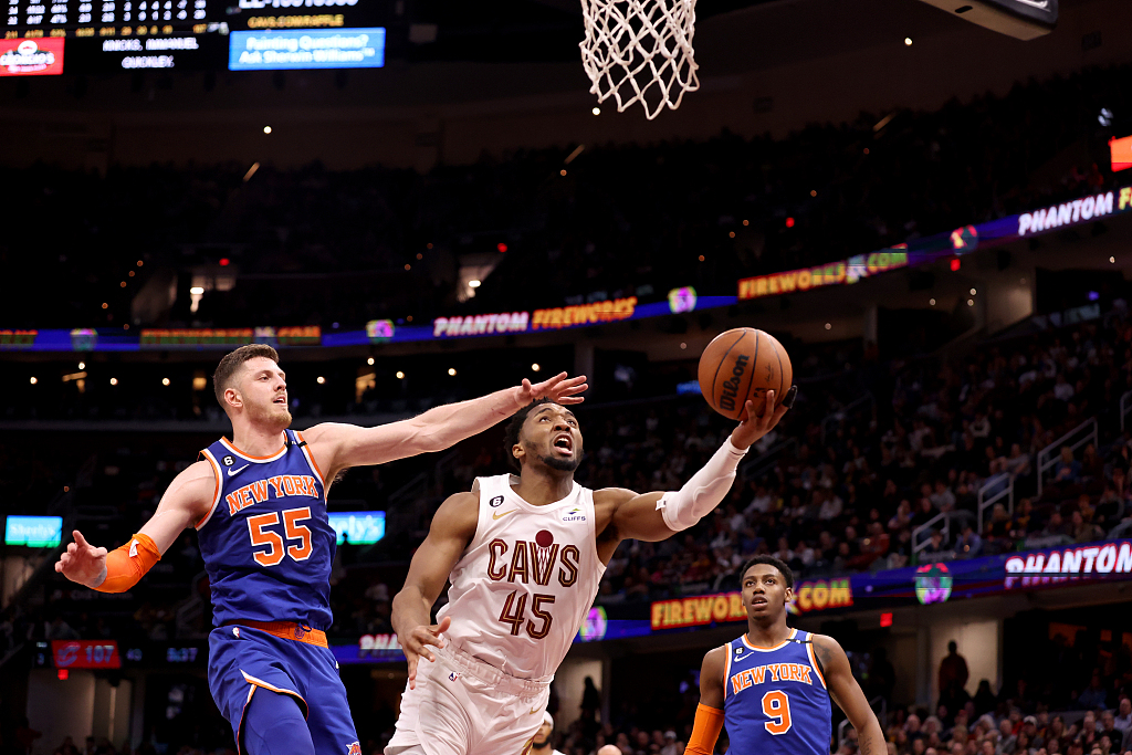 Donovan Mitchell (#45) of the Cleveland Cavaliers drives toward the rim in the game against the New York Knicks at the Rocket Mortgage FieldHouse in Cleveland, Ohio, March 31, 2023. /CFP